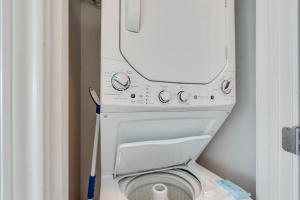 巴拿马城海滩Shores of Panama 602 2 BR 2 Ba beachfront balcony的一间带镜子的浴室内的洗衣机