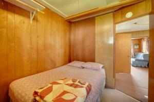 Vuode tai vuoteita majoituspaikassa Convenient Cabin with Access to 3 Boat Docks!