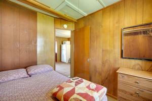 Vuode tai vuoteita majoituspaikassa Convenient Cabin with Access to 3 Boat Docks!