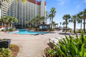 een resort met zwembad en palmbomen bij Shores of Panama 2115, 2BR 2 BA, sleeps 6 in Panama City Beach