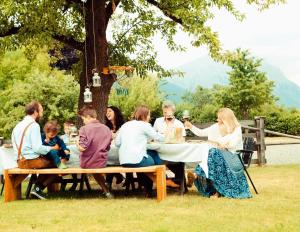 um grupo de pessoas sentadas numa mesa de piquenique em Der Stern - Nachhaltiges Wirtshaus und Landhotel seit 1509 em Obsteig