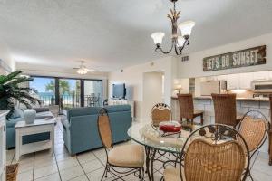 Nhà bếp/bếp nhỏ tại Moondrifter 305 - 2 BR - Oceanfront condo Sleeps 6