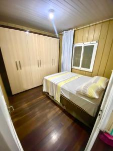 Ένα ή περισσότερα κρεβάτια σε δωμάτιο στο Casa Amarela Balneário Camboriú