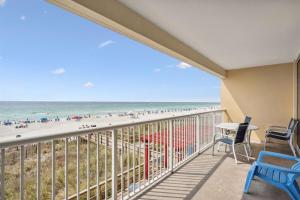Elle comprend un balcon offrant une vue sur la plage. dans l'établissement Majestic Condo- Tower 2 #206 3 BR 3 BA Low floor!, à Panama City Beach