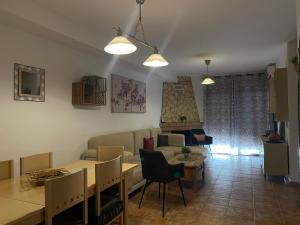 una sala de estar con una mesa y un sofá en La Bondadosa, en El Bosque