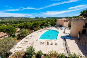 une image d'une piscine dans une villa dans l'établissement Village Pont Royal en Provence - maeva Home - Appartement climatisé avec grande terrasse 4 pièces 7 personnes - Prestige - super Home MAE-3801, à Mallemort