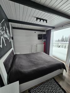 KrasnikにあるChalet pid Kryntoyuの大きなベッドと大きな窓のある寝室 +57枚の写真