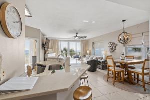 una cucina e un soggiorno con un orologio sul muro di Celadon 109 - 3BR 3BA a Panama City Beach