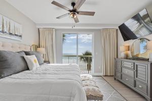una camera da letto con un letto e un ventilatore a soffitto di Celadon 109 - 3BR 3BA a Panama City Beach Altre 37 foto