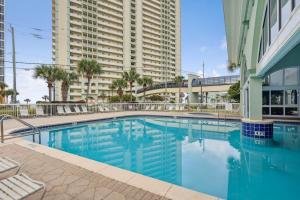 una piscina di fronte a un grande edificio di Celadon 109 - 3BR 3BA a Panama City Beach