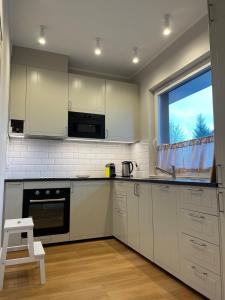 Η κουζίνα ή μικρή κουζίνα στο Modern terraced apartment with green garden