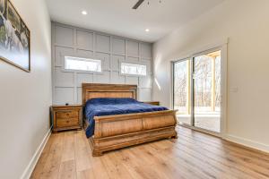 Voodi või voodid majutusasutuse Spacious Home in Paradise Grove Nolin Lake! toas