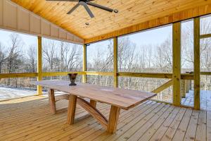 Rõdu või terrass majutusasutuses Spacious Home in Paradise Grove Nolin Lake!
