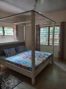 En eller flere senge i et værelse på Greenhouse Cottages