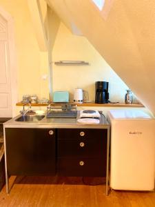 una cucina con un lavello e un piano di lavoro di Turmwohnung Schloss Heldritt a Bad Rodach