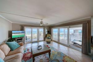 Μια τηλεόραση ή/και κέντρο ψυχαγωγίας στο Mariner East #201 1 BR 2 BA Amazing Balcony!