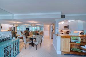 Η κουζίνα ή μικρή κουζίνα στο Mariner East #201 1 BR 2 BA Amazing Balcony!