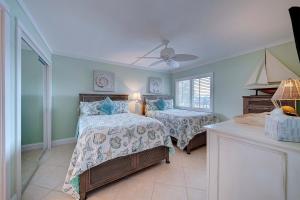 Ένα ή περισσότερα κρεβάτια σε δωμάτιο στο Mariner East #201 1 BR 2 BA Amazing Balcony! +38 φωτογραφίες