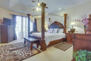 1 dormitorio con cama con dosel y vestidor en Upscale Marco Island Villa with Outdoor Bar and Pool!, en Marco Island 16 fotos más