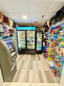 Supermarket nebo jiné obchody v  hotelu nebo okolí