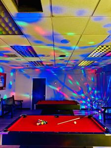 Biliár nebo kulečník v ubytování Vip inn and suites
