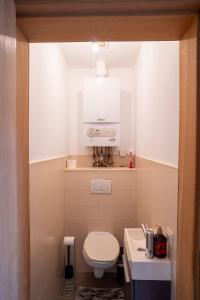 Ένα μπάνιο στο Cozy and luxurious apartment in Brussels, Laeken +36 φωτογραφίες