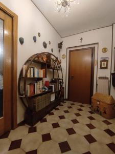 a room with a book shelf with books and a door at La Jolie in Pisa
