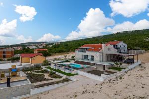 widok z lotu ptaka na dom z basenem w obiekcie Villa Anka Maslenica w mieście Maslenica