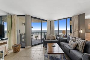 een woonkamer met een bank en een tafel bij Sunbird 407E - Pearl Gulf Getaway - Sleeps 4 in Panama City Beach