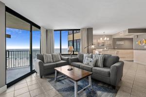 een woonkamer met twee banken en een tafel bij Sunbird 407E - Pearl Gulf Getaway - Sleeps 4 in Panama City Beach