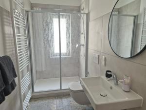 a bathroom with a shower and a toilet and a sink at FeWo"Augusta" in historischer Villa an der Emser Therme, kostenfreier Parkplatz in Bad Ems +34 photos