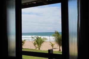 カマサリにあるPousada Pé na areiaの窓からビーチの景色を望めます。