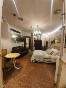 a bedroom with a bed and a table in it at Mini house in Barcelona is 35m2 in Hospitalet de Llobregat