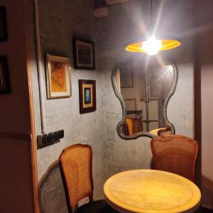 a table with a mirror and a table with chairs at Mini house in Barcelona is 35m2 in Hospitalet de Llobregat +6 photos
