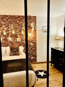 Katil atau katil-katil dalam bilik di Le loft 62 mdh Calais côte d opale plage