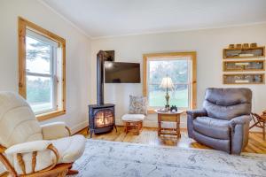 Χώρος καθιστικού στο Lovely Rural Hixton Farmhouse with Porch and Fire Pit!