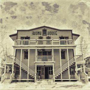 une ancienne photo d'un bâtiment avec un pare-chocs dans l'établissement The Bunkhouse, à Dawson City