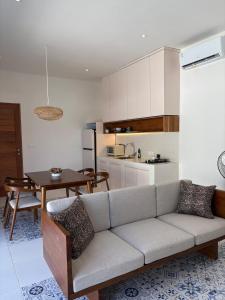 ein Wohnzimmer mit Sofa und Tisch in der Unterkunft Villa Ben Uluwatu in Uluwatu + 16 Fotos