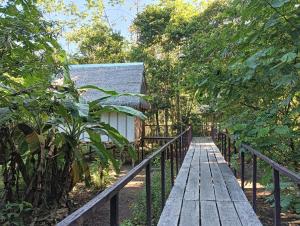 Puerto FrancoにあるAllpayacu Adventures Lodge - All Inclusiveの塀のある家につながる木道