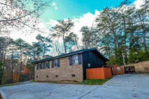 una casa en el bosque con entrada en Sleepy Bear, en Sevierville