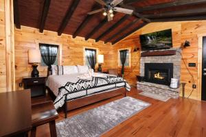 Un dormitorio con una cama y una chimenea. en Sleepy Bear, en Sevierville