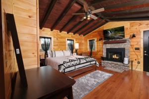 Un dormitorio con una cama y una chimenea. en Sleepy Bear, en Sevierville