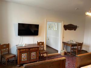 ein Wohnzimmer mit einem Flachbildfernseher an der Wand in der Unterkunft il castello in Haiming