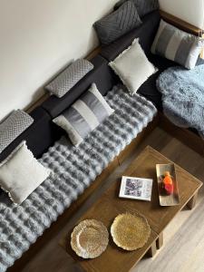 ein Sofa mit Kissen und einen Tisch im Wohnzimmer in der Unterkunft Old Town's Fairytale in Sarajevo