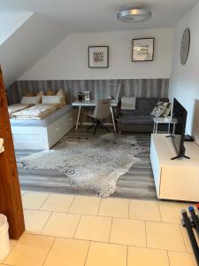 a living room with a bed and a table at Große moderne Ferienwohnung mit Klimaanlage, Parkplatz inklusive TOP ! in Fürth