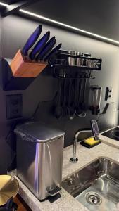 encimera de cocina con perchero y utensilios en Beach Haus - Flat Luxo Automatizado 538, en João Pessoa