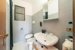 Un baño blanco con lavabo e inodoro. en Lake Como View, Private Suite & free Parking, en Varenna 8 fotos más