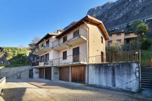 Una casa grande con balcón y escalera. en Lake Como View, Private Suite & free Parking, en Varenna