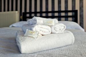 un montón de toallas encima de una cama en Lake Como View, Private Suite & free Parking, en Varenna