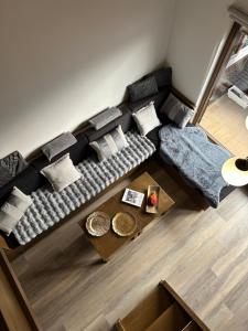 ein Wohnzimmer mit einem Sofa und Kissen in der Unterkunft Old Town's Fairytale in Sarajevo